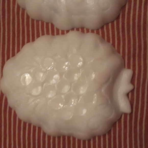 Milk Glass Platters - Picture 5 of 6